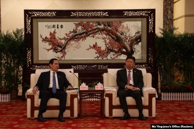 中共中央台办、国务院台办主任宋涛（右）在湖北武汉会见到访的台湾前总统马英九。 （2023年3月30日）