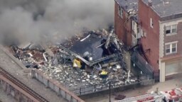 Tangkapan layar video yang dirilis oleh stasiun televisi WPVI-TV/6ABC tampak asap membubung dari ledakan di pabrik cokelat R.M. Palmer Co di West Reading, Pennsylvania, Jumat, 24 Maret 2023. (Foto: WPVI-TV/6ABC via AP)