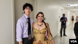 Hatun Killa con el joven maestro de ceremonias Antoine Martínez en el Kennedy Center antes de salir al escenario. [Foto: Mitzi Macias. VOA].