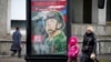 Մարդիկ անցնում են բանակի հավաքագրման գովազդային վահանակի կողքով, որի վրա գրված է «Զինվորական ծառայություն զինված ուժերում պայմանագրով», Սանկտ Պետերբուրգ, Ռուսաստան, 24 մարտի, 2023 թ.
