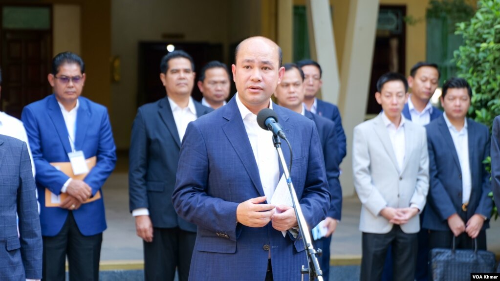 រូបឯកសារ៖ លោក ហ៊ុន ម៉ានី រដ្ឋមន្ត្រីក្រសួងមុខងារសាធារណៈ ថ្លែងទៅកាន់អ្នកកាសែតនៅក្នុងសាលាភូមិន្ទរដ្ឋបាល រាជធានីភ្នំពេញ កាលពីថ្ងៃសុក្រ ទី ២៦ ខែមករា ឆ្នាំ២០២៤។ (ហ៊ុល រស្មី/វីអូអេ)
