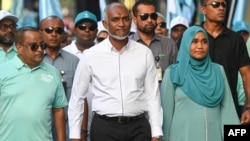 馬爾代夫總統穆罕默德·穆伊祖（中）及其支持者於 2024 年 4 月 20 日在馬累參加該國議會選舉前夕的競選集會。
