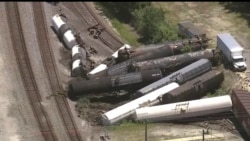 Sejumlah gerbong kereta barang tergelincir dari jalur rel di Matteson, Illinois, pada 27 Juni 2024. (Foto: WLS via AP)