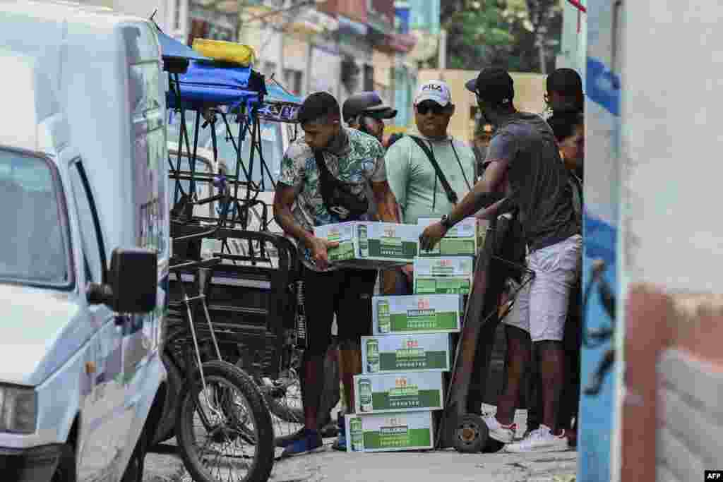 Trabajadores cargan cervezas para un negocio privado en La Habana, Cuba, el 6 de junio de 2023.