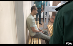 Blogger Abduqodir Muminov, 33, listens to prosecutor in Mirabad District Criminal Court in Tashkent, Uzbekistan at the start of his trial, July 25, 2023. (Navbahor Imamova/VOA)