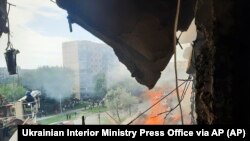 Petugas tanggap darurat tampak berada di di lokasi gedung apartemen yang rusak akibat serangan Rusia di Kryvyi Rih, Ukraina, pada 31 Juli 2023. (Foto: Ukrainian Interior Ministry Press Office via AP)