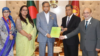 প্রধান তথ্য কমিশনার ড. আব্দুল মালেকের নেতৃত্বে চার সদস্যের একটি প্রতিনিধি দল বঙ্গভবনে রাষ্ট্রপতির কাছে কমিশনের বার্ষিক প্রতিবেদন-২০২২ পেশ করছে। ২৪ সেপ্টেম্বর, ২০২৩। 