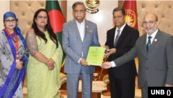 প্রধান তথ্য কমিশনার ড. আব্দুল মালেকের নেতৃত্বে চার সদস্যের একটি প্রতিনিধি দল বঙ্গভবনে রাষ্ট্রপতির কাছে কমিশনের বার্ষিক প্রতিবেদন-২০২২ পেশ করছে। ২৪ সেপ্টেম্বর, ২০২৩। 