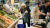 Orang-orang membeli buah-buahan di hipermarket di Moskow, Rusia, pada 3 November 2023. Rak-rak di supermarket Moskow penuh dengan buah dan sayuran, keju, dan daging. (Foto: AP)