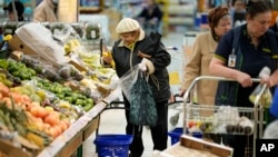 Orang-orang membeli buah-buahan di hipermarket di Moskow, Rusia, pada 3 November 2023. Rak-rak di supermarket Moskow penuh dengan buah dan sayuran, keju, dan daging. (Foto: AP)