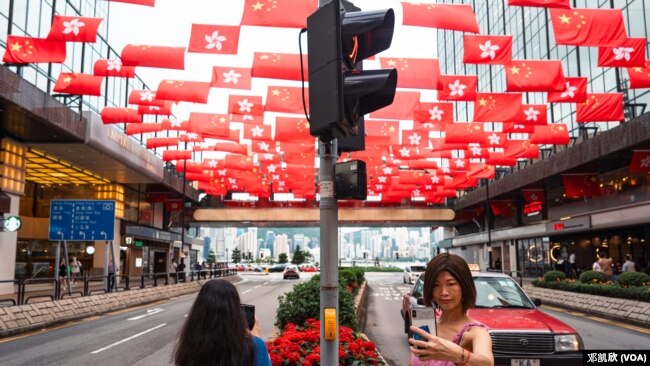 香港多区有国旗及区旗旗海布置 （邓凯欣拍摄）