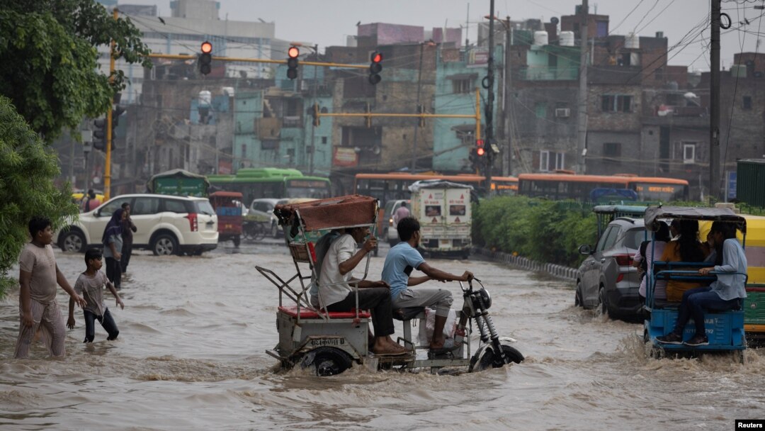 Jalanan yang terendam banjir akibat hujan lebat di New Delhi, India, 8 Juli 2023. (REUTERS/Adnan Abidi)
