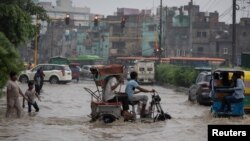 Jalanan yang terendam banjir akibat hujan lebat di New Delhi, India, 8 Juli 2023. (REUTERS/Adnan Abidi)
