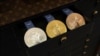 已经存放在路易威登工作间里的2024年巴黎奥运会金银铜奖牌将在颁奖时刻运送到赛场. (2024年3月27日)