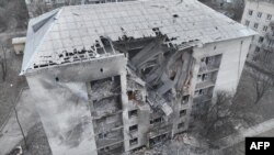 Esta fotografía tomada y publicada por el Servicio de Emergencia de Ucrania el 21 de febrero de 2024 muestra un edificio dañado, donde cuatro residentes resultaron heridos, tras un ataque nocturno al distrito de Pokrovsk, Donetsk, en medio de la invasión rusa en Ucrania.