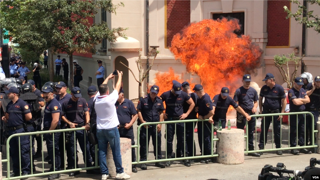 Protesta e sotme para bashkisë së Tiranës