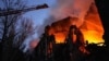 Tim penyelamat memadamkan api di gedung tempat tinggal yang hancur setelah serangan rudal di pusat Mykolaiv. (Foto: via AFP)