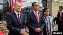 German Chancellor Olaf Scholz welcomes Indonesian President Joko Widodo and his wife Iriana Widodo before the opening ceremony of the annual industry trade fair Hannover Messe, in Hanover, Germany, April 16, 2023. 