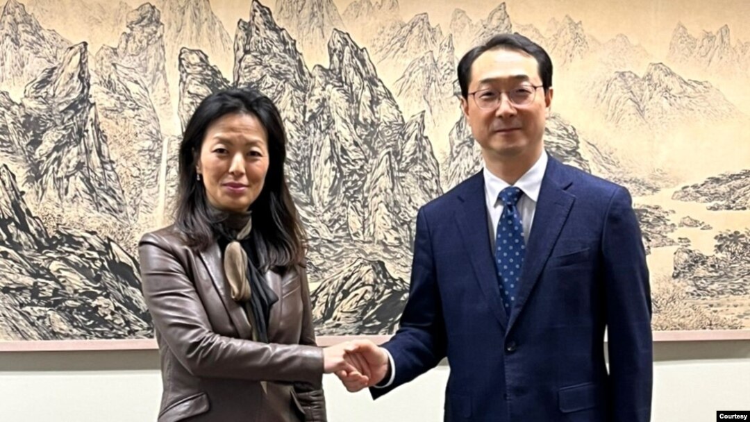 정 박(왼쪽) 미 국무부 대북특별부대표와 김건 한국 외교부 한반도평화교섭본부장이 지난 11일 서울에서 회동하고 있다. (자료사진=한국 외교부)