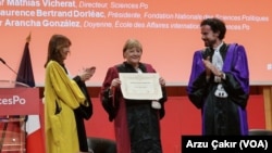 Paris Siyasal Bilgiler Akademisi (SciencesPo), eski Başbakan Angela Merkel’e, törenle "fahri doktora" unvanı verdi. 