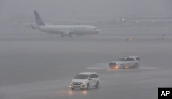 Se ve un avión en la pista mientras cae una fuerte lluvia sobre el Aeropuerto Internacional de Fort Lauderdale-Hollywood el miércoles 12 de junio de 2024 en Fort Lauderdale, Florida. (Matias J. Ocner/Miami Herald vía AP)