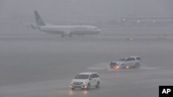 Se ve un avión en la pista de aterrizaje mientras cae una fuerte lluvia sobre el Aeropuerto Internacional de Fort Lauderdale-Hollywood el miércoles 12 de junio de 2024, en Fort Lauderdale, Florida. Muchos vuelos fueron cancelados o retrasados ​​debido al mal tiempo.