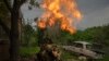 Un soldado ucraniano dispara un mortero hacia posiciones rusas cerca de la línea del frente, en Bájmut, Ucrania, el 28 de mayo de 2023. Los campos del este de Ucrania &mdash; una región industrial en la frontera con Rusia donde se han registrado algunos de los combates más intensos del conflicto que comenzó el 24 de febrero de 2024 &mdash; están ahora salpicados de árboles astillados y destrozados que recuerdan a un campo de batalla de la Primera Guerra Mundial.&nbsp;(AP Foto/Efrem Lukatsky).