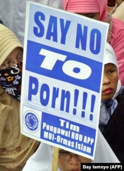 Sejumlah umat muslim mendukung RUU anti-pornografi yang kontroversial di Jakarta, 21 Mei 2006. (Foto: AFP/Bay Ismoyo)