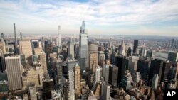 Gedung-gedung pencakar langit di kawasan Manhattan dilihat dari observatorium Empire State Building, New York City, Rabu, 12 Januari 2022. (AP/Ted Shaffrey)