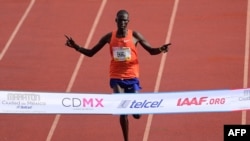 Le Kényan Titus Ekiru franchit la ligne d'arrivée pour remporter le Marathon international de Mexico, le 26 août 2018.