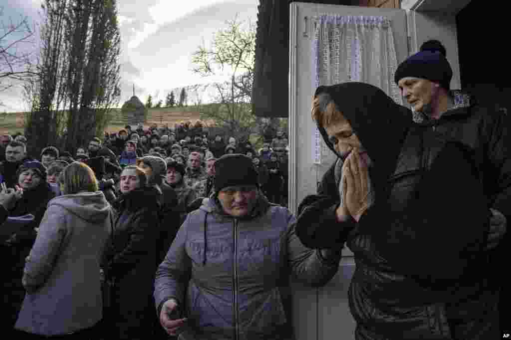 La madre de un soldado ucraniano llora durante el entierro de su hijo en Krasnyk, Ucrania, el 29 de diciembre de 2023. (AP Foto/Evgeniy Maloletka). Muchas comunidades desaparecieron, reemplazadas por una sombría desolación. Las familias lloran sobre los féretros abiertos de sus seres queridos. Jóvenes y mayores y sus mascotas perdieron sus hogares o tuvieron que huir de ellos.