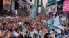 Este es el ambiente que se vivó este lunes en Times Square, uno de los lugares más emblemáticos de Nueva York.