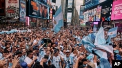 Miles de argentinos se juntaron en Times Square para alentar a la selección y saludar a Messi en su cumpleaños
