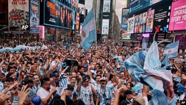 Miles de argentinos se juntaron en Times Square para alentar a la selección y saludar a Messi en su cumpleaños
