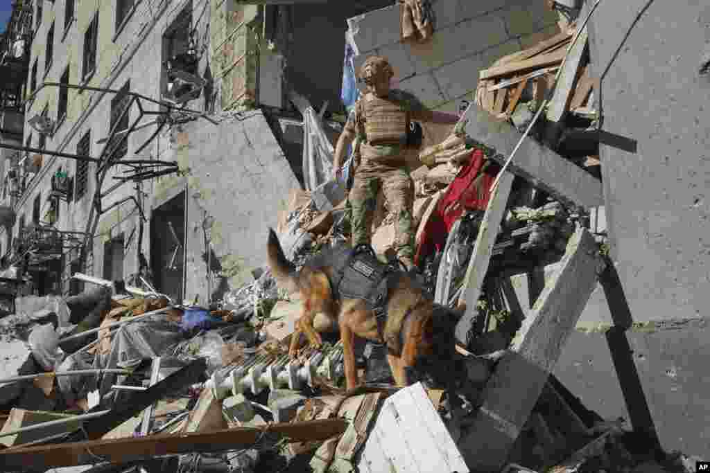 Un rescatista busca víctimas en un edificio de apartamentos después que fuera alcanzado por una bomba aérea rusa en Járkov, Ucrania, el 22 de junio de 2024. (Foto/ AP)