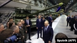 俄羅斯總統普京視察位於烏拉爾山的一個坦克工廠。（2024年2月15日）