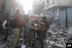 Palestinos evacuan a los heridos en el bombardeo israelí de Rafah, Franja de Gaza, el viernes 1 de diciembre de 2023. (Foto AP/Hatem Ali)