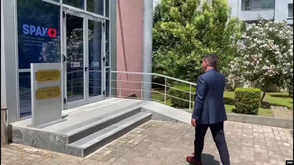 Ish zv.kryeministri Arben Ahmetaj duke hyrë në Prokurorinë e posaçme