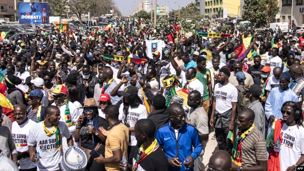 Aar Sunu Election annonce sa jonction avec le Front des candidats à l'élection présidentielle du 25 février qui regroupe 16 des 19 candidats, la coalition d'opposition F24 et le Front pour la défense de la démocratie. (Photo by JOHN WESSELS / AFP)