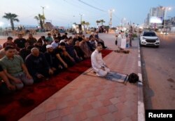 Warga Palestina berdoa di sepanjang jalan pesisir di Kota Gaza 29 Mei 2023. (REUTERS/Mohammed Salem)