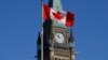 资料照片: 2017年3月22日加拿大安大略省渥太华国会山和平塔前飘扬着的加拿大国旗