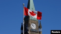 资料照：加拿大议会大厦前飘扬的国旗。