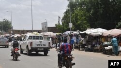 ২০২৩ সালের ২৬ জুলাই নিয়ামেতে শান্ত রাস্তার একটি সাধারণ দৃশ্য। বাজউমের ঘনিষ্ঠ একটি সূত্র অনুসারে, সে সময় নিজারের প্রেসিডেন্ট মোহামেদ বাজউমকে রক্ষীরা আটকে রেখেছিল। 