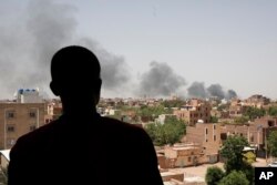 Asap terlihat di Khartoum, Sudan, Sabtu, 22 April 2023. (Foto: AP)