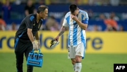 Leonel Messi deixa o campo em lágrimas, Hard Rock Stadium, Miami, 14 julho 2024. (Photo by JUAN MABROMATA / AFP)