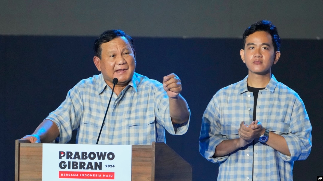 Capres nomor urut 2, Prabowo Subianto, kiri, berpidato setelah berbagai lembaga survei menyebut Prabowo unggul dalam hasil hitung cepat, Rabu (14/2).