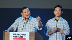 Capres nomor urut 2, Prabowo Subianto, kiri, berpidato setelah berbagai lembaga survei menyebut Prabowo unggul dalam hasil hitung cepat, Rabu (14/2).