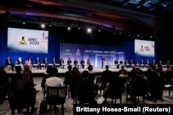 Dialog ABAC dengan para pemimpin yang dipandu oleh Wakil Presiden AS Kamala Harris pada KTT CEO Asia-APEC di San Francisco, California, AS, 16 November 2023. (Foto: REUTERS/Brittany Hosea-Small)