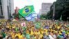 Apoiantes do ex-presidente brasileiro, Jair Bolsonaro, manifestam o seu apoio em São Paulo, Brasil, 25 fevereiro 2024