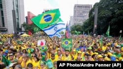 Apoiantes do ex-presidente brasileiro, Jair Bolsonaro, manifestam o seu apoio em São Paulo, Brasil, 25 fevereiro 2024